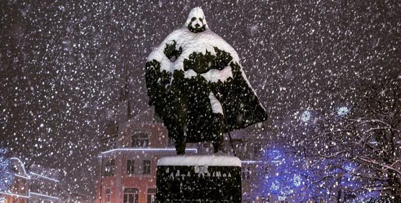 Статуя в Полша се превръща в Дарт Вейдър, когато завали сняг