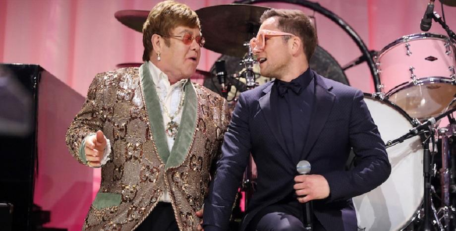 Elton John и Taron Egerton, който влиза в неговата роля в Elton John и Taron Egerton, който влиза в неговата роля в