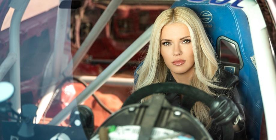 Нели Петкова в яростна надпревара с рали състезател в новото си видео „Ain't thinking 'bout you“