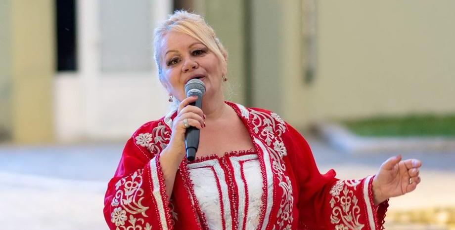 Ана-Мария пее „Облаче ле, бяло“ в десетки катедрали в чужбина