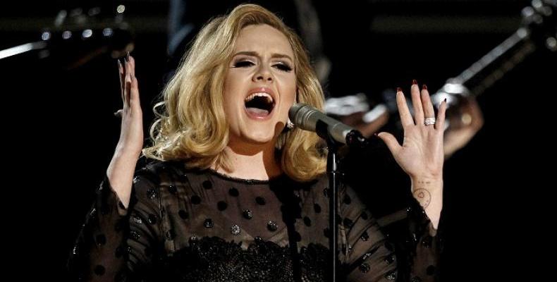 Adele сбъдна мечта - подари билет за концерта си на момче, което не ...