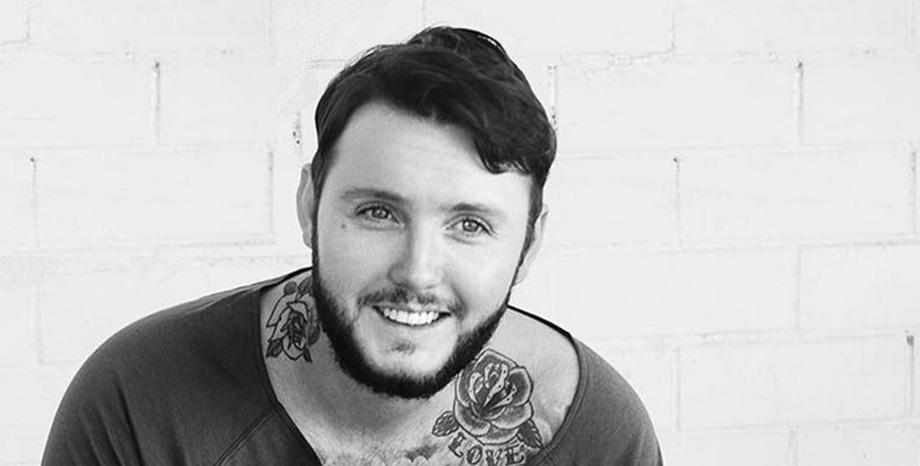 James Arthur представи изпълнената с енергия и настроение песен „Karaoke“