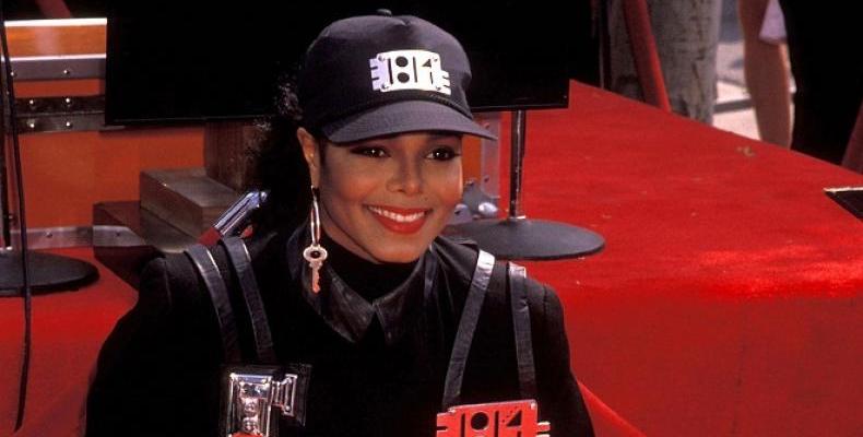 Janet Jackson подновява турнето си Janet Jackson подновява турнето си