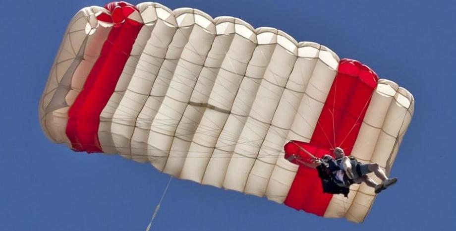 Жена скочи с парашут за 100-ия си рожден ден