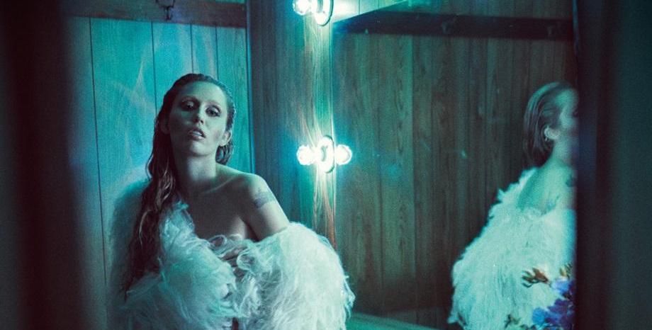 Miley Cyrus описва новия си албум „Something Beautiful“ като „опит да лекува чрез звук“ Miley Cyrus описва новия си албум „Something Beautiful“ като „опит да лекува чрез звук“