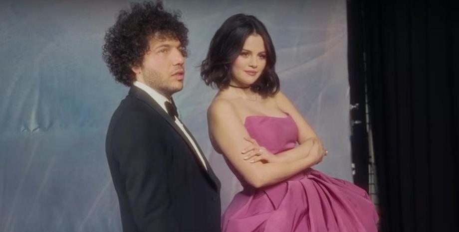 Benny Blanco организира първия абитуриентски бал на Selena Gomez във видеоклипа към „Talk“ Benny Blanco организира първия абитуриентски бал на Selena Gomez във видеоклипа към „Talk“