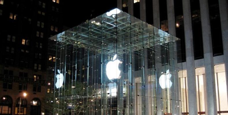 Покривът на нов магазин на Apple в Чикаго представлява гигантски MacBook Pro