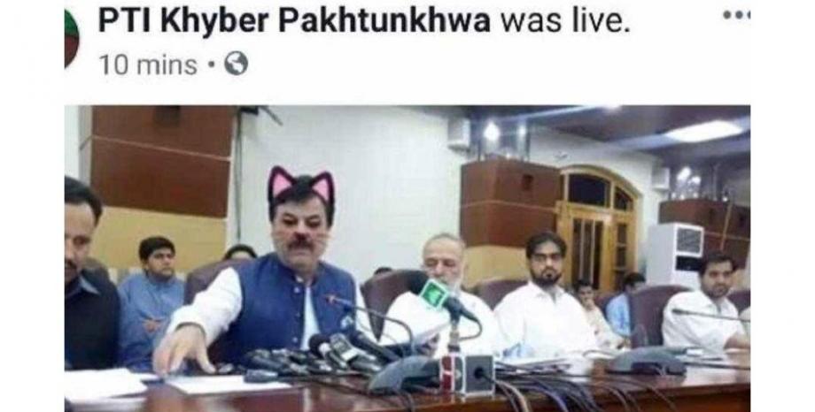 Министърът на Пакистан стана хит в социалните мрежи - излъчва видео с филтър 