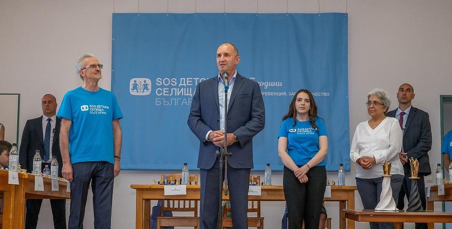SOS Детски селища България празнува 35-ти рожден ден с шахматен сеанс, с Нургюл Салимова и Румен Радев SOS Детски селища България празнува 35-ти рожден ден с шахматен сеанс, с Нургюл Салимова и Румен Радев