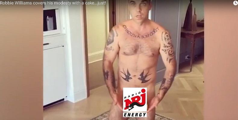 Robbie Williams - чисто гол в социалните мрежи