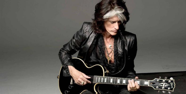 Китаристът на Aerosmith Джо Пери е изгубил съзнание по време на концерт