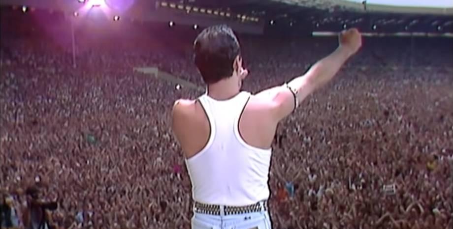 Песня меркури видео. Концерт Live Aid 1985 Queen. Фредди Меркури концерт на Уэмбли 1985. Квин группа Фредди Меркури шоу маст. Фредди Меркьюри Уэмбли 1986.