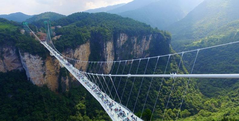 В Китай откриха най-големия стъклен мост в света