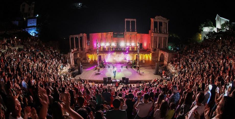 Хиляди пяха с Любо Киров на незабравим концерт в Античния театър в Пловдив