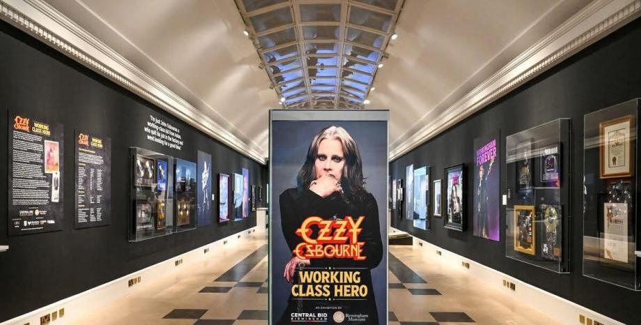 Поради обществения интерес изложбата „Ozzy Osbourne: Working Class Hero“ е удължена