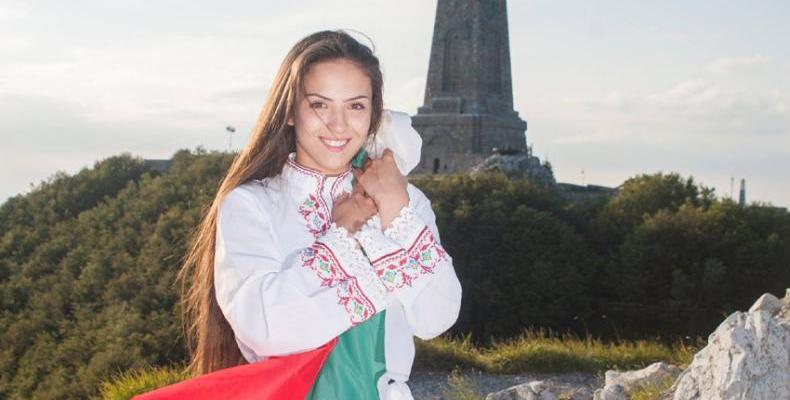 Красиви български момичета показват невероятни места от родината ни Красиви български момичета показват невероятни места от родината ни