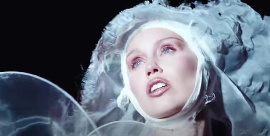 Miley Cyrus представи баладата „Secrets“, посветена на баща ѝ