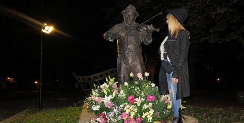 Лили Иванова поднесе всички цветя след концерта си в Шумен пред паметника на Тодор Колев