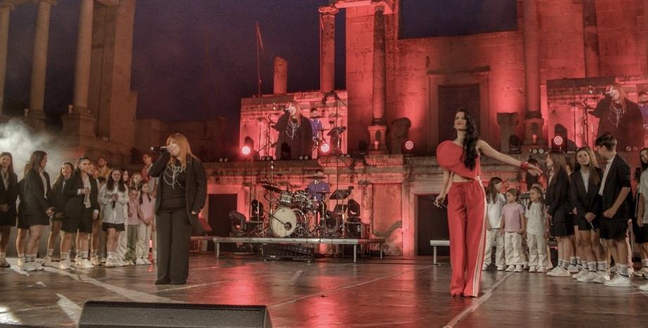 LATIDA и Бон-Бон прегръщат детето в себе си с „Няма да порасна“ LATIDA и Бон-Бон прегръщат детето в себе си с „Няма да порасна“