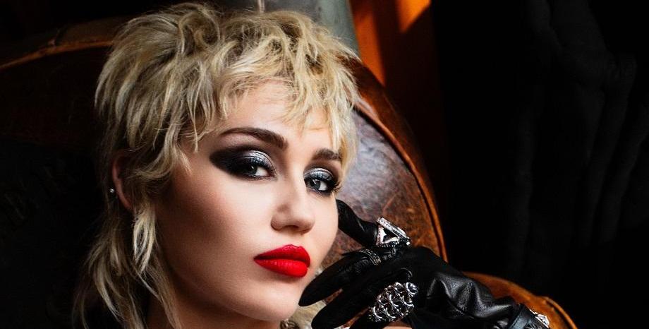 Miley Cyrus представя дългоочаквания си нов албум Plastic Hearts