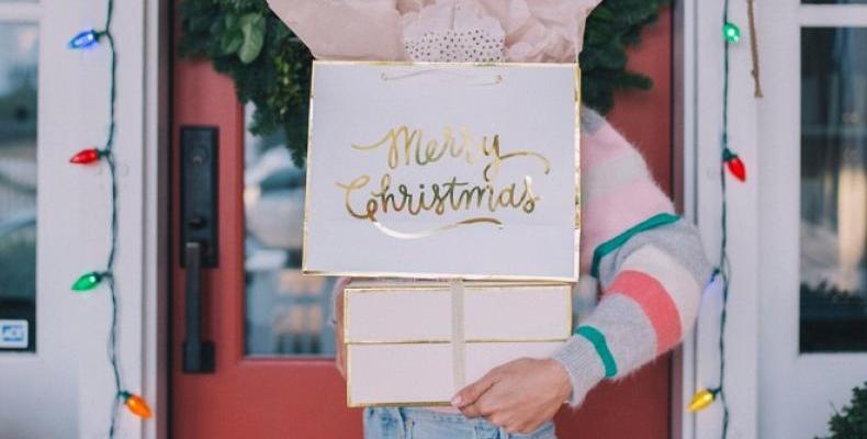 Милиони ненужни подаръци се препродават в интернет след Коледа