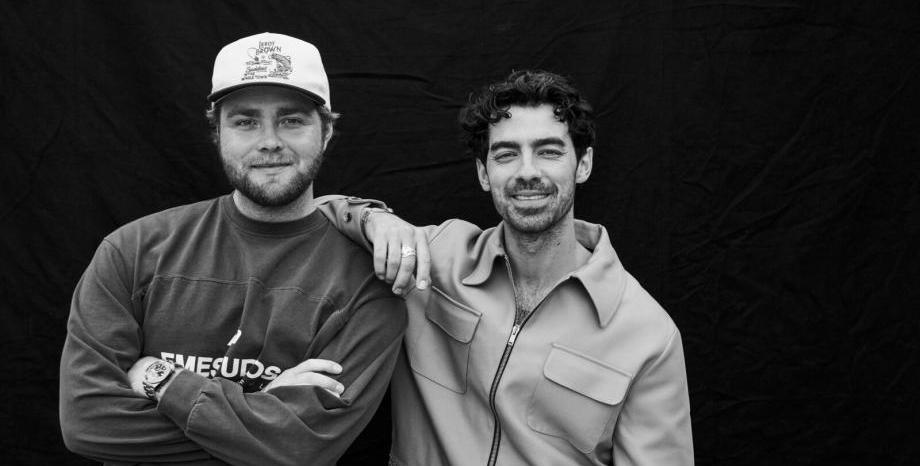 Alex Warren сподели официалното видео към “Burning Down” с участието на Joe Jonas Alex Warren сподели официалното видео към “Burning Down” с участието на Joe Jonas